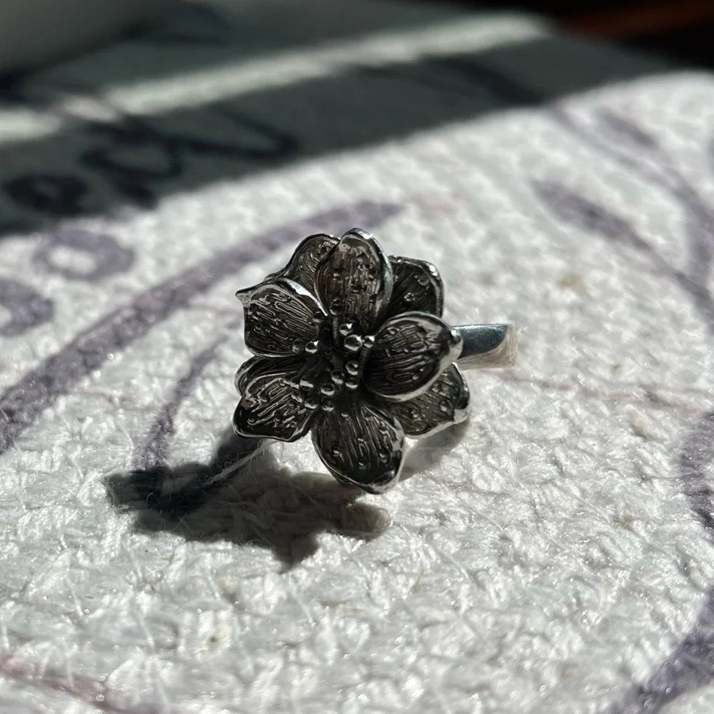 Flower ring - Size 8 - Picture 4 of 4